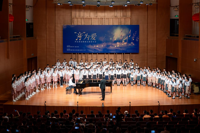 音乐会现场，全体演出成员携手合唱《阳光颂》。福州屏东中学供图
