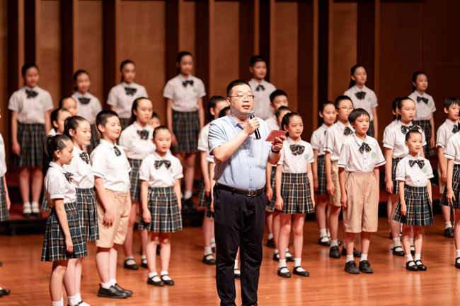 福建省福州屏东中学校长郑其瑞为学生主持音乐会。福州屏东中学供图