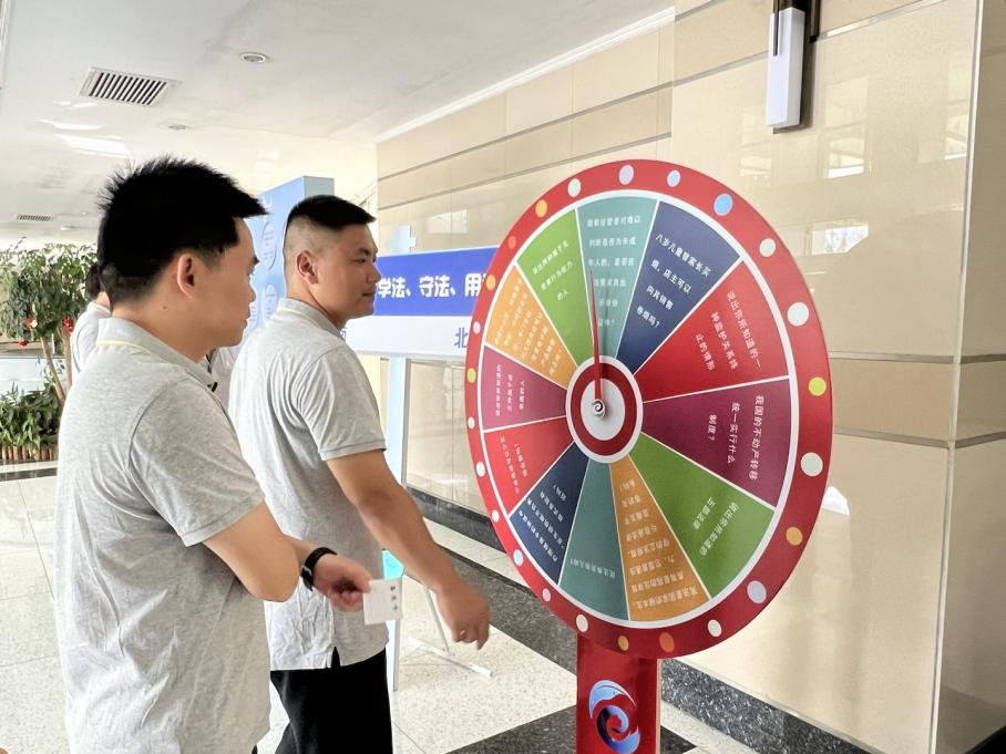 福建中烟各直属单位开展形式多样的普法活动。