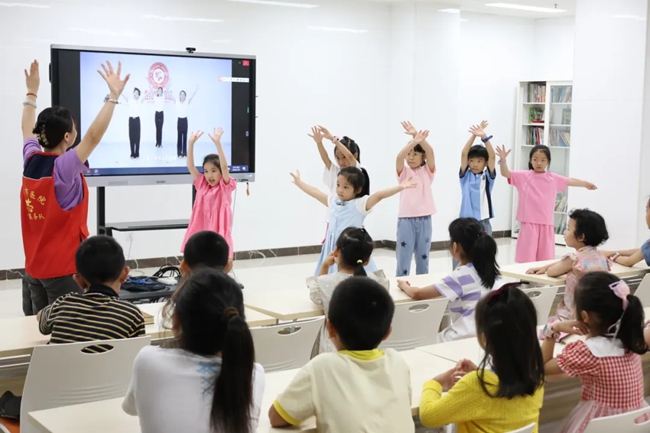 活动现场，孩子们体验趣味游戏。