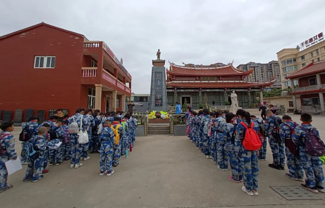 学生瞻仰解放军烈士纪念碑。曾恨供图