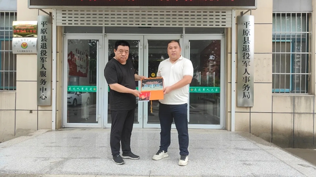 张凯（右）到山东平原县核对烈士信息。张凯供图