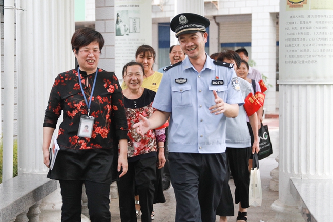 厦门市公安局莲前派出所所社区民警蔡海滨和社区工作人员一起走访