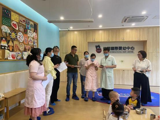 海滄區婦幼保健院健康指導員走進簽約托育園指導衛生保健工作。海滄區婦幼保健院供圖