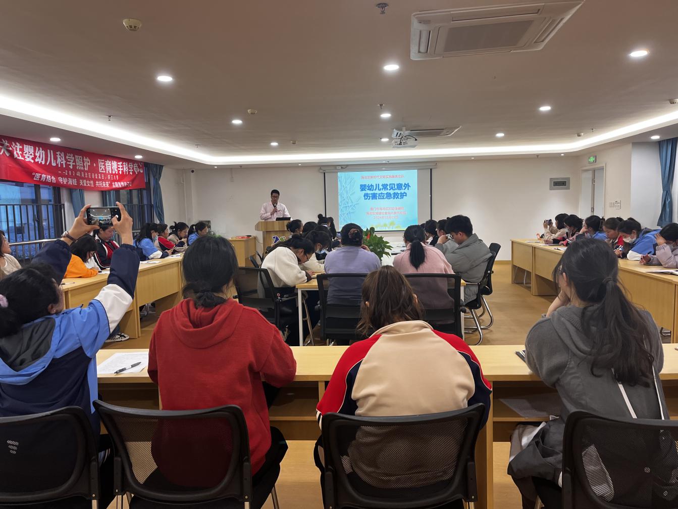 海滄區婦幼保健院醫育結合專家團隊為城建興景托育園老師們進行嬰幼兒常見意外傷害應急救護培訓。海滄區婦幼保健院供圖