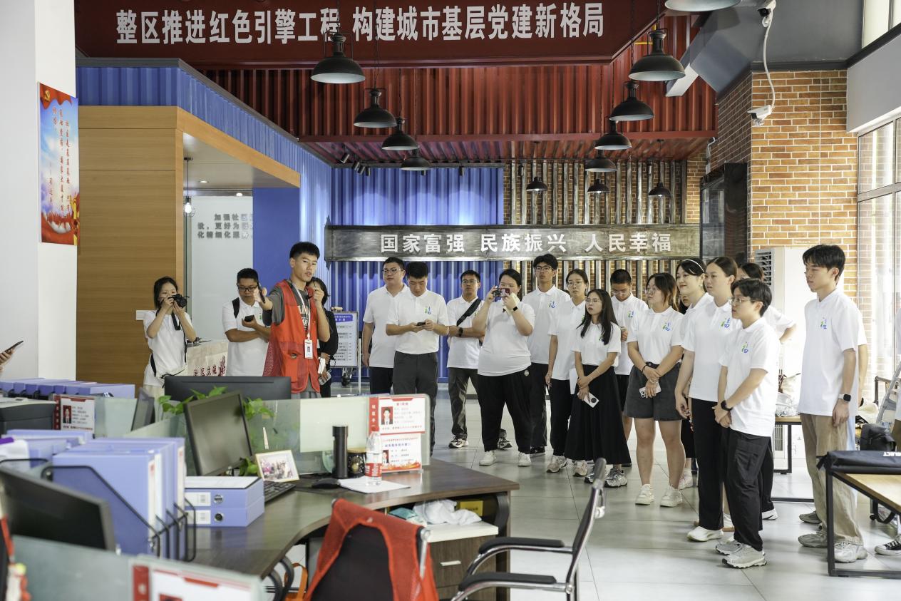 社区干事谢志杰为实践队员讲解社区治理情况。