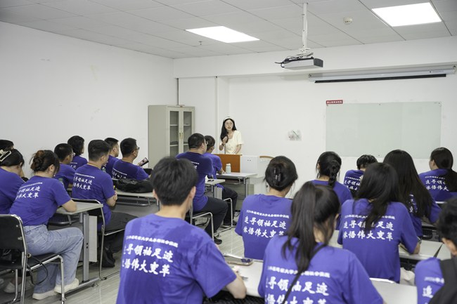 实践队员与武汉大学博士生分享交流。