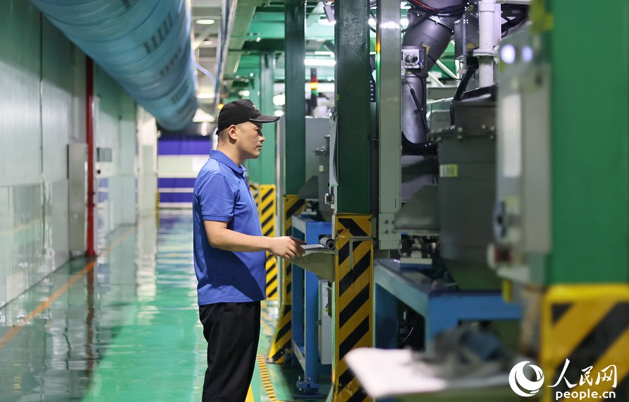 廈鎢新能源正極材料生產車間的混料工序，崗位員工點檢工藝實現物料精確配重。