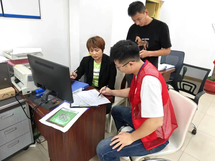 深入各住宅小區物業處開展全覆蓋核查。嘉蓮街道供圖