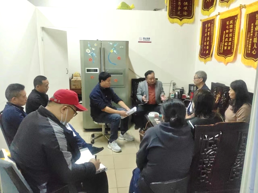 英皇湖畔花苑小區業委會、物業共同協商。嘉蓮街道供圖