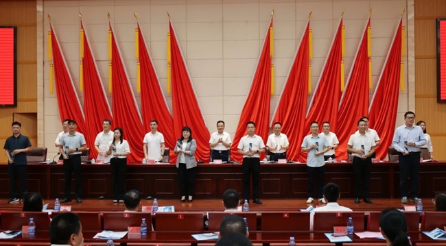 为县高层次人才代表颁发奖杯、证书。