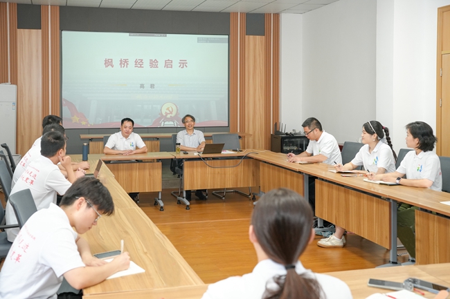 浙江农林大学马克思主义学院院长高君教授为实践队员作专题讲座