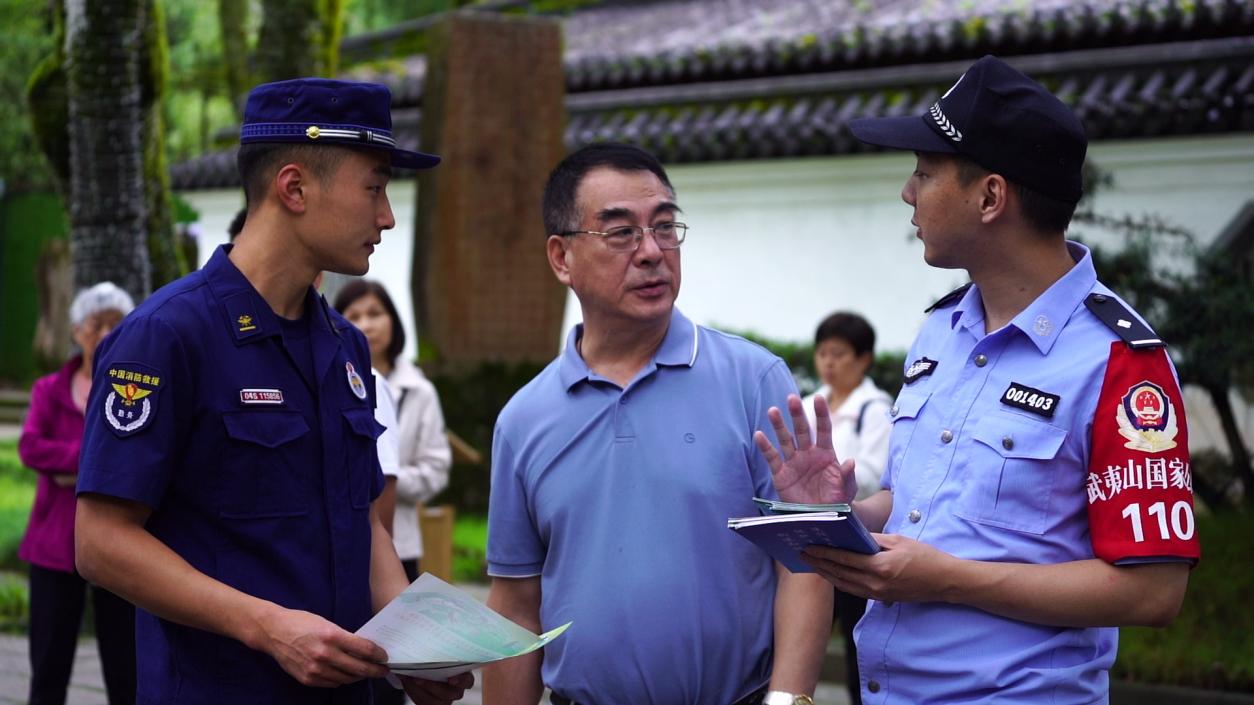 6月3日，分局民警和森林消防員在武夷山景區聯合開展森林防火宣傳。