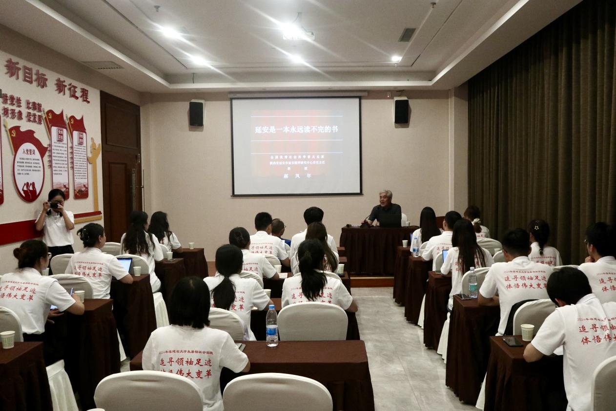 实践队师生认真聆听专题讲座。
