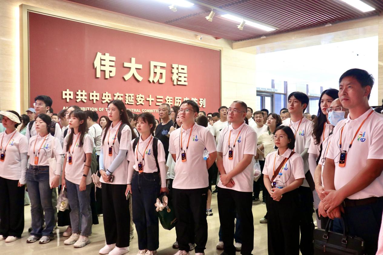 实践队师生参观延安革命纪念馆。