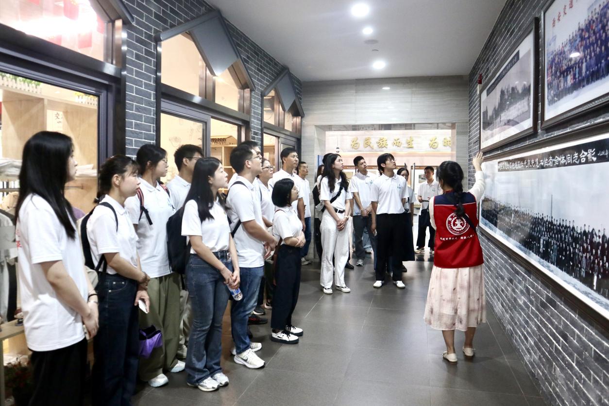 实践队师生认真聆听西迁精神讲解。