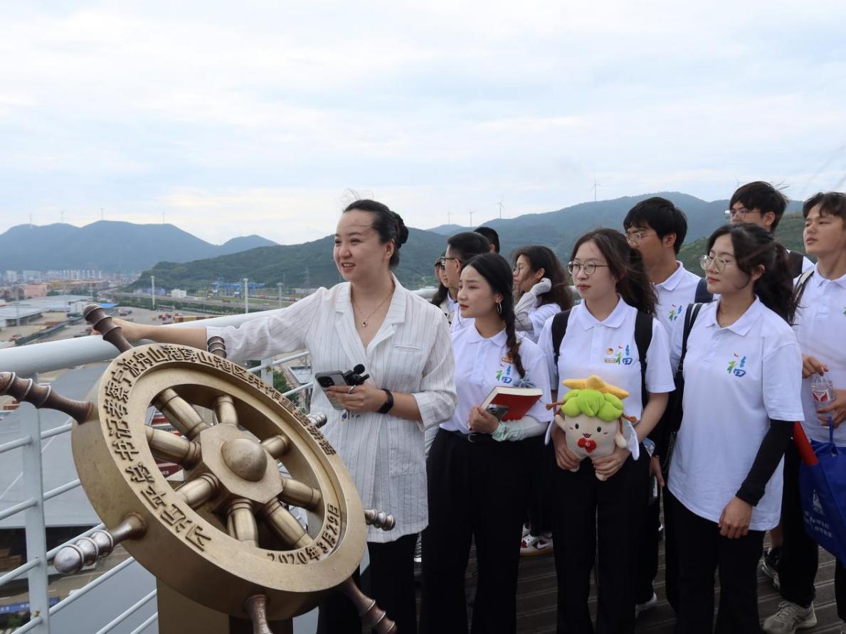 实践队参观宁波舟山港穿山港区。