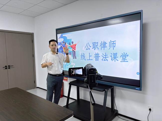 闽侯烟草公职律师郭准录制线上普法课堂。胡波摄
