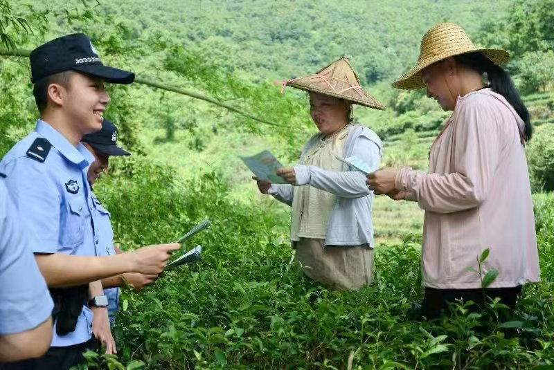 民辅警深入田间地头开展涉农宣传防范活动。安溪县公安局供图