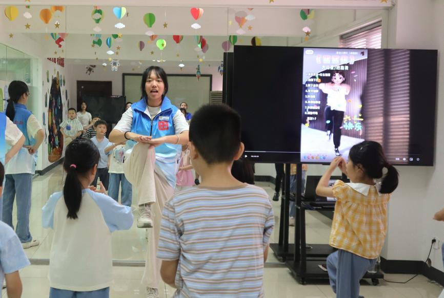 澳门新葡萄新京威尼斯官方网站这个夏天大学生和小朋友一起“快乐暑假”(图2)