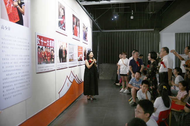 高少萍介绍剪纸展览。