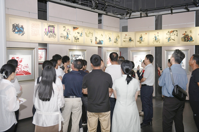 众多群众观看高少萍剪纸展。.jpg