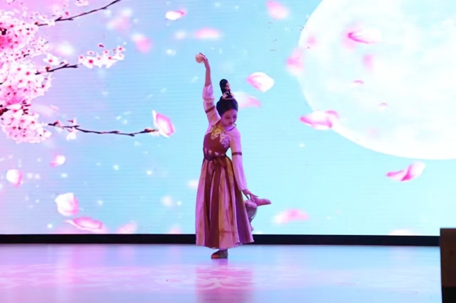 现场表演。