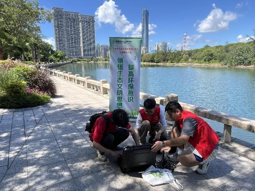 环境科学与工程学院实践队队员利用专用设备检测筼筜湖水质