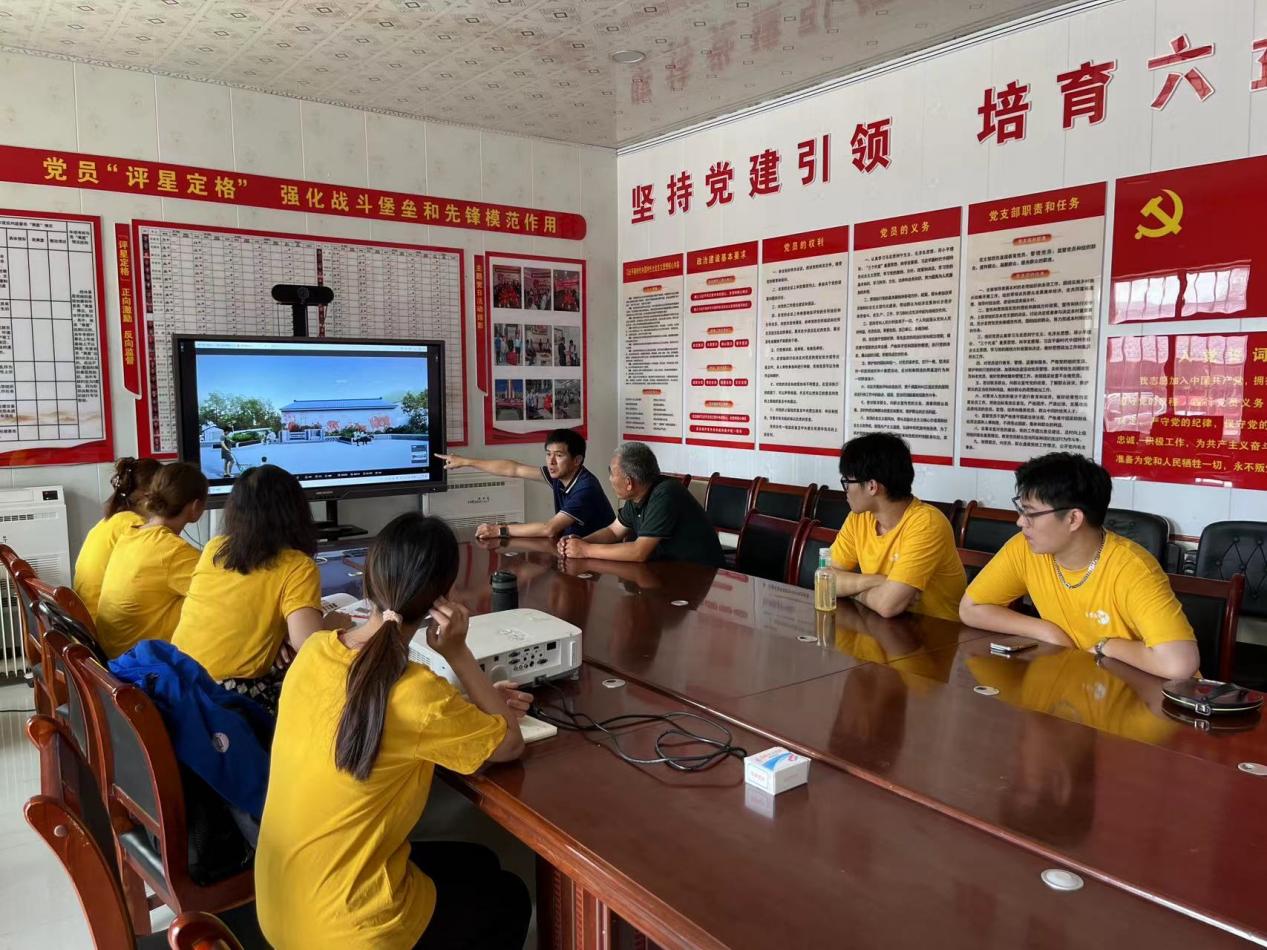 实践队与当地施工团队讨论微景观设计方案
