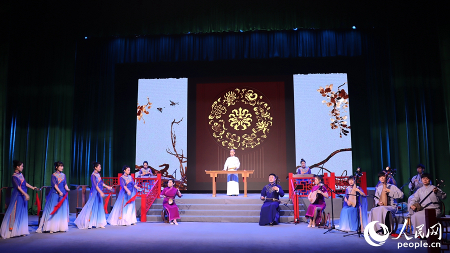 福州曲艺《滴水人家》在福州评话伬艺传习所上演。人民网 谢星宇摄