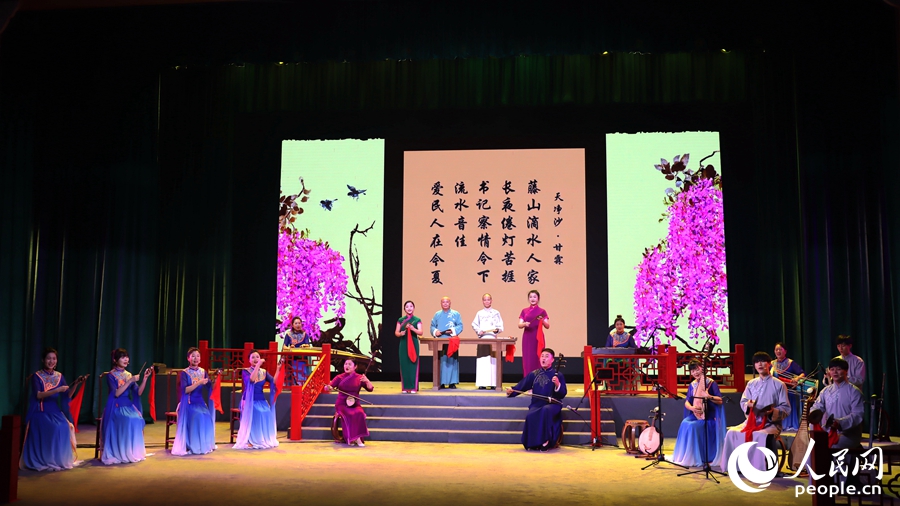 4名福州评话演员风格各异，轮番上场，13个福州伬艺演员自弹自唱，形式鲜活。人民网 谢星宇摄