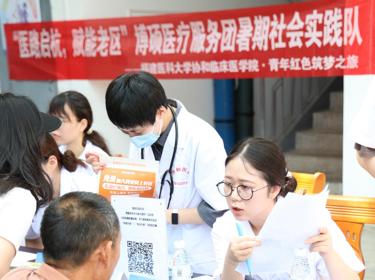 医疗团在武平县湘店卫生院义诊。吴灿泽摄