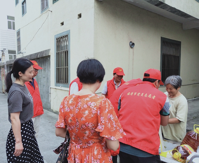 上迳镇党员干部下网格收集并现场化解问题。上迳镇供图