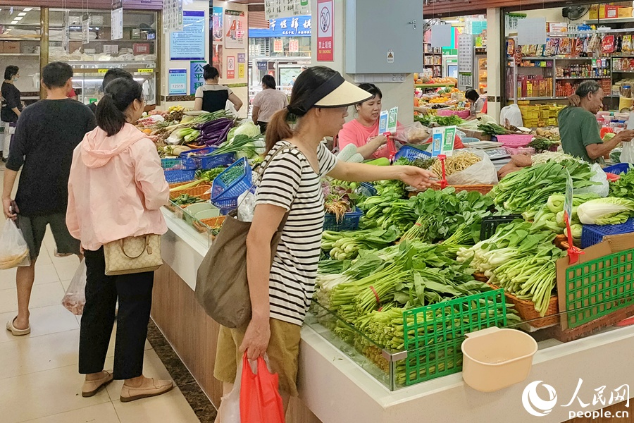 居民在重新开业的莲花市场买菜。人民网记者 陈博摄