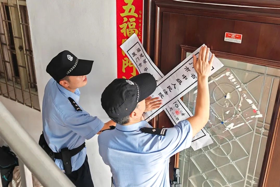厦门中院执行干警查封一处房产。厦门中院供图