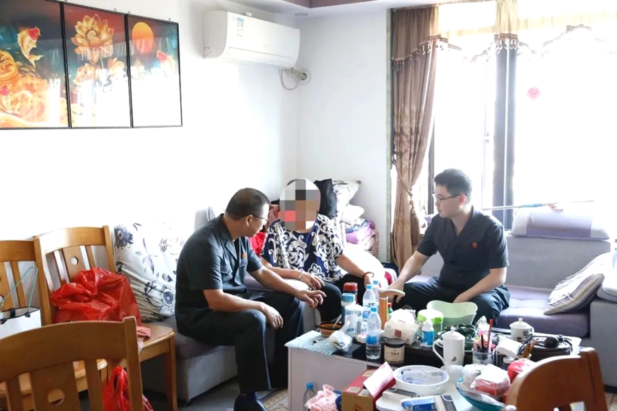 同安法院执行法官在一案涉房产处与被执行人母亲沟通。厦门中院供图