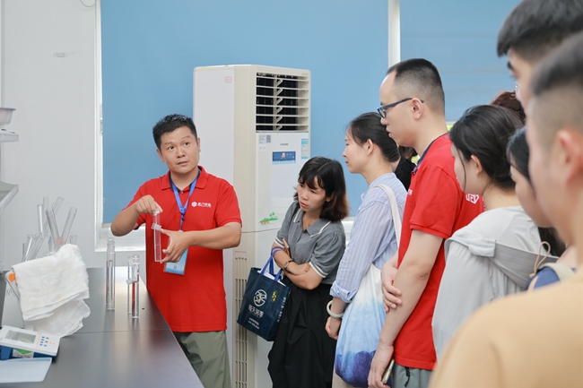 厦门市政环科排水监测公司技术人员讲解常规项目操作要点。厦门市政环科公司供图