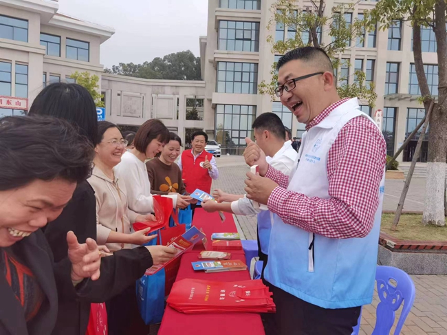 發放普法宣傳冊。東山縣司法局供圖