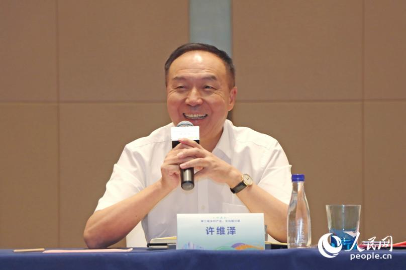 福建省政协原副主席、省乡村振兴促进会会长许维泽在座谈会上发言，凝聚社会力量，共同推进展会顺利进行。人民网 李昌乾摄