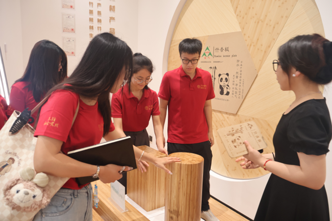 在竹制品企业调研。