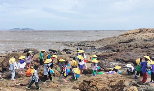 不少游客前來體驗趕海。連江縣融媒體中心供圖