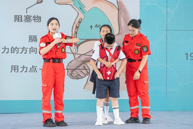 常州中华恐龙园集团资深讲师进行儿童安全专题宣讲。中建七局江苏公司供图