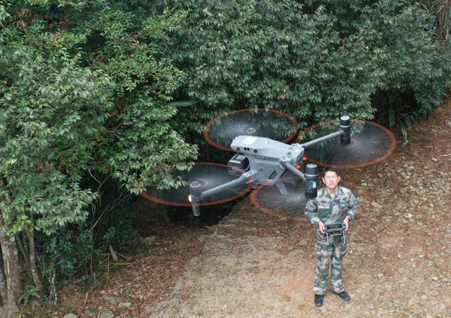 福建林业部门着力构建“天空地”立体感知体系，提升林业现代化水平。图为君子峰国家级自然保护区工作人员开展无人机巡护作业。 黄海摄