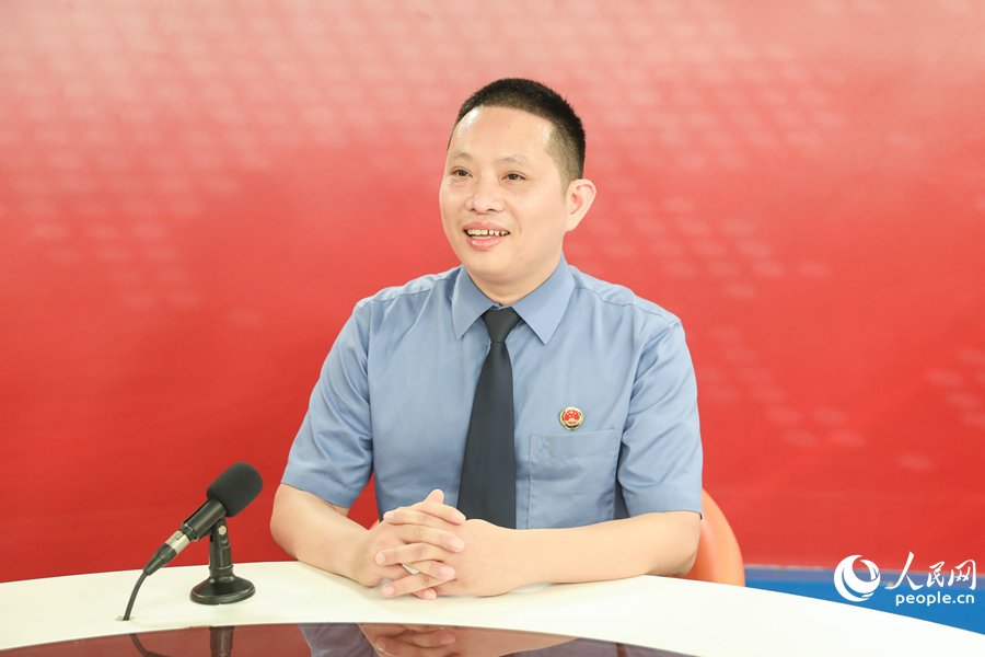 福州市鼓樓區檢察院檢委會委員、第四檢察部主任陳石生做客人民網福建演播室。人民網 陳永整攝