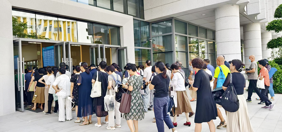 开学当日，厦门老年大学门前的学员排起了长队。林林摄