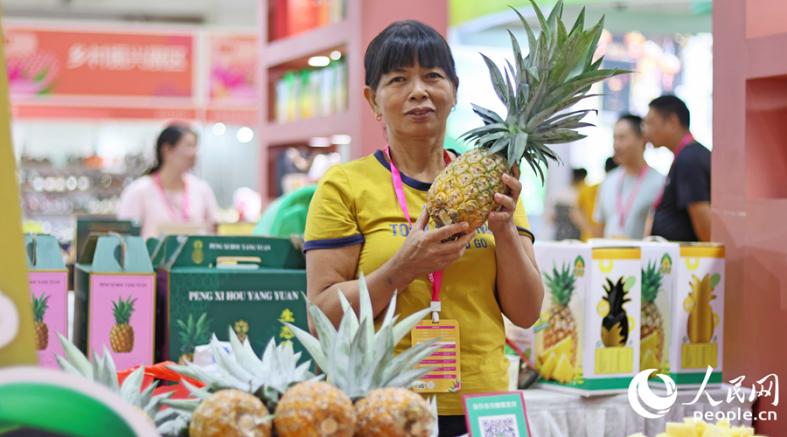 作为当地特色农产品,南安市东田镇彭溪菠萝给果农带来实实在在的经济收益。人民网 李昌乾摄