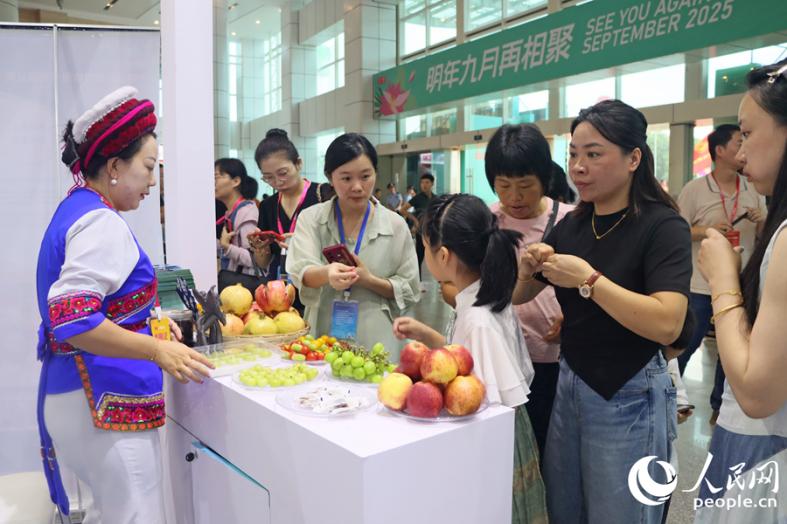 大理展区特色农产品吸引观展者驻足品尝。人民网 李昌乾摄