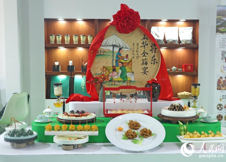 作为“主宾县”的将乐,带来金菇宴,展示当地的特色农产品和地方美食文化。人民网 李昌乾摄