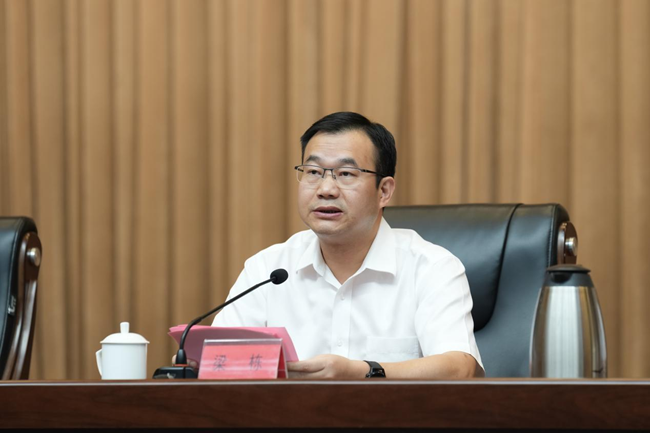 台江區委書記梁棟出席大會並講話。