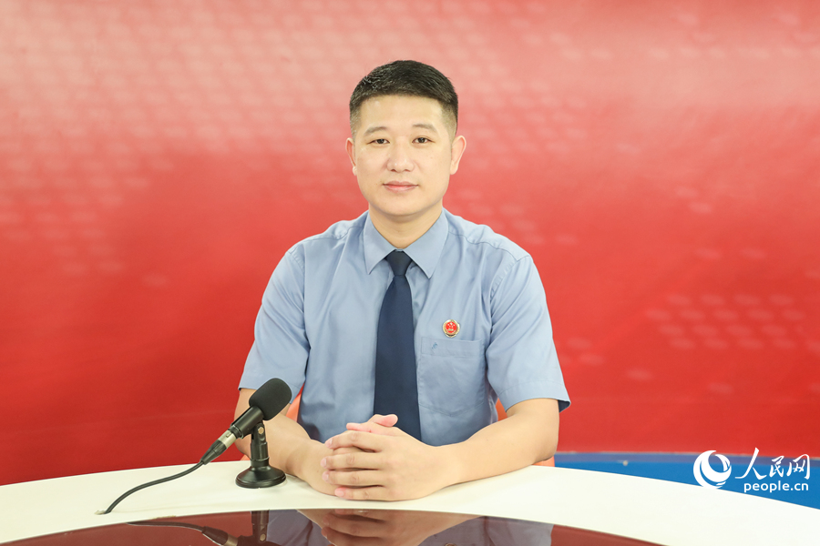福州市晋安区人民检察院检委会委员、第四检察部主任吴祯董做客人民网福建演播室。人民网 陈永整摄